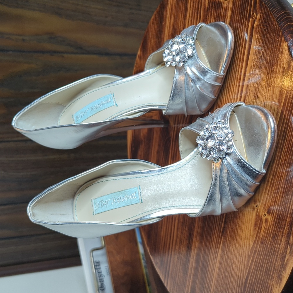 Silver Heels - Picture 3 of 11